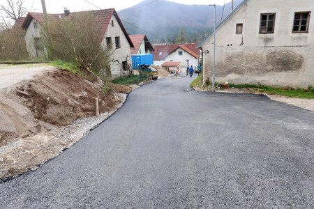 ASFALTIRANJE CESTE SKOZI TOPOL 03 FOTO LJUBO VUKELIČ